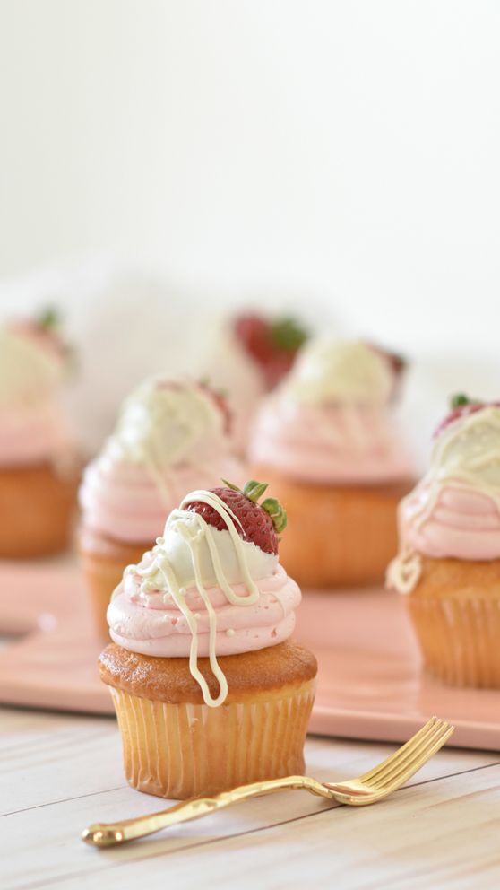 Kuchen & Torten dekorieren mit Buttercreme, Sahne & Co.